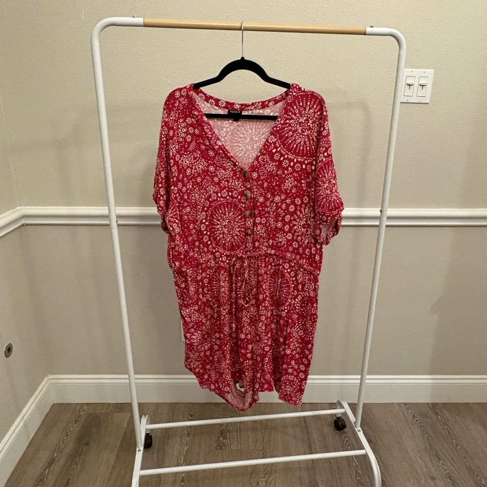 Torrid Size 2 (18/20) Red/Pink and White Romper with pockets